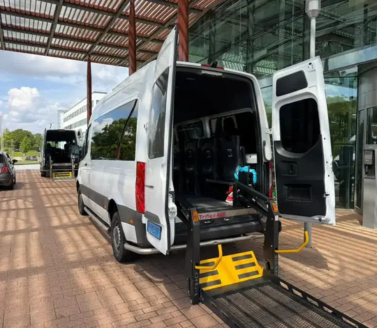 Professionele rolstoeltaxi chauffeur helpt klant in Zoetermeer